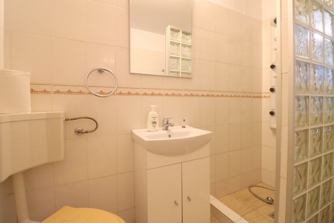 Apartament de vânzare cu 4 camere- curte – Cotroceni - metrou Eroilor/Grozăvești