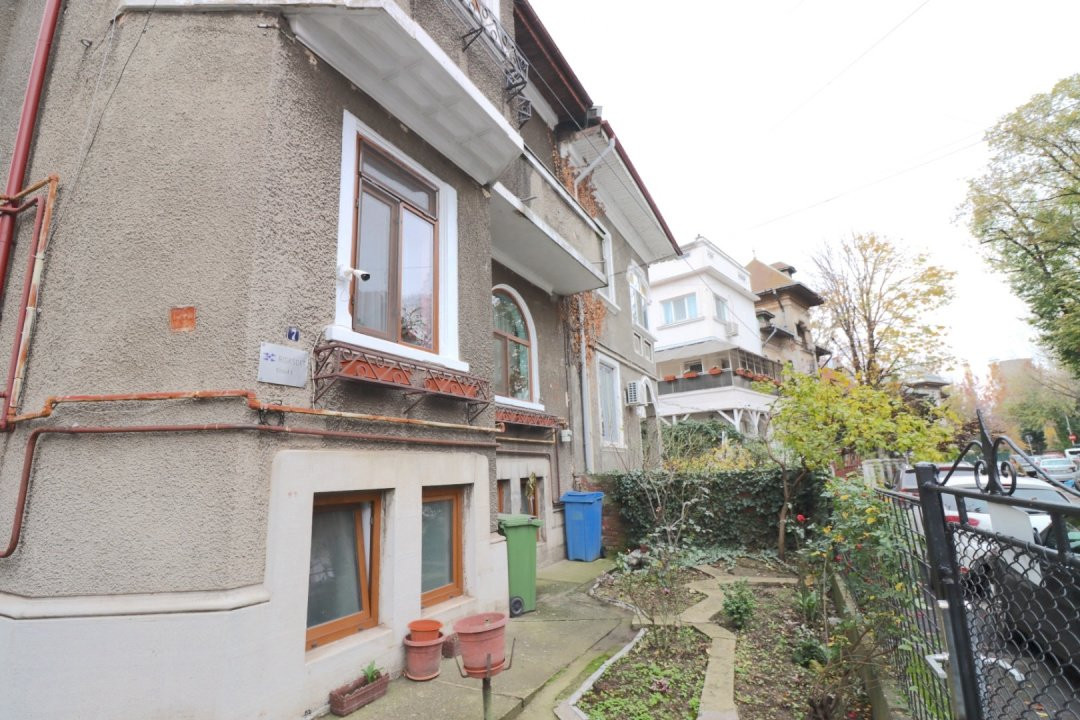 Apartament de vânzare cu 4 camere- curte – Cotroceni - metrou Eroilor/Grozăvești