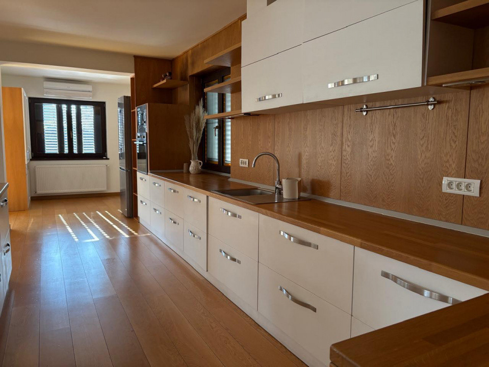 Vila exclusivistă cu 6 camere, piscina si grădină Băneasa