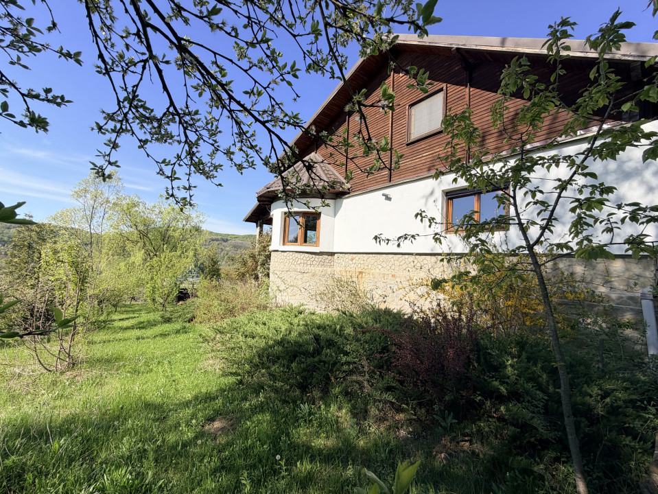 Refugiu Exclusivist Prahova Casa cu 5.2 ha, Panoramă Pârâu și Potențial Turistic