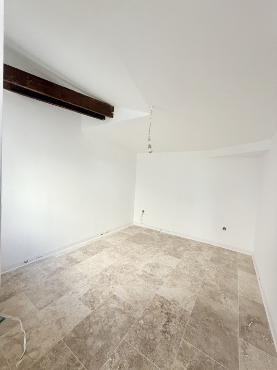 Spatiu pretabul birouri, Salon, Studio in  Mansarda Piata Romana