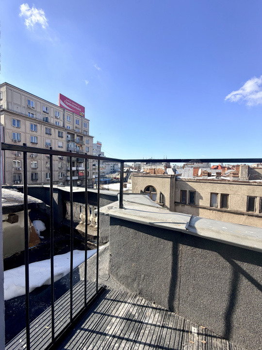 Spatiu pretabul birouri, Salon, Studio in  Mansarda Piata Romana