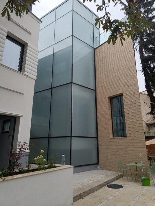 Calarasi Mantuleasa, zona de case, restaurant intim cu terasa si curte