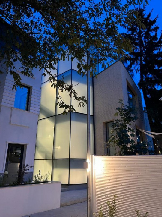 Calarasi Mantuleasa, zona de case, restaurant intim cu terasa si curte