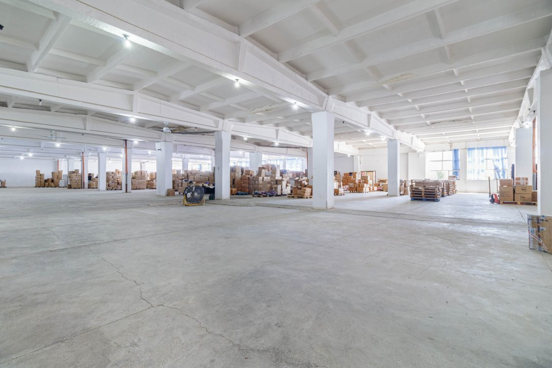 Spațiu industrial  – 3.540 mp utili, birouri 600 mp, randament în <10 ani!