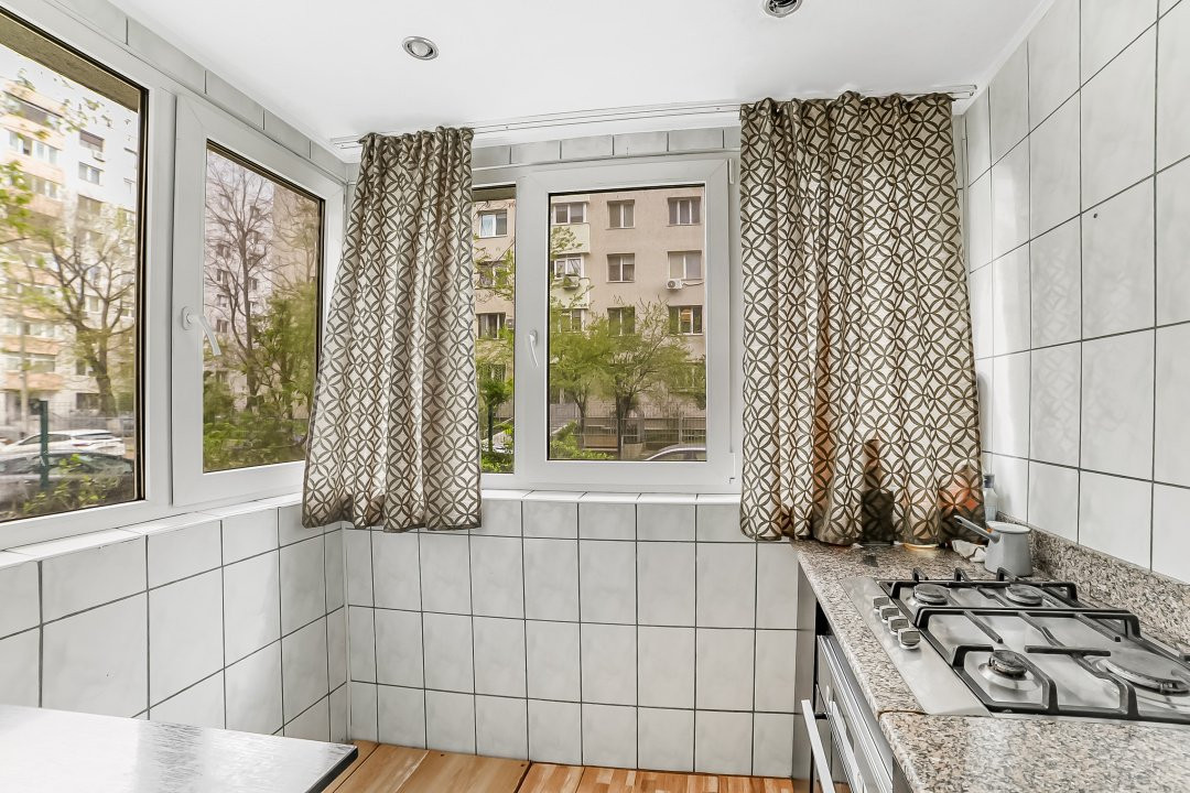 4 camere*Fizicienilor*Parter*Bloc 1986