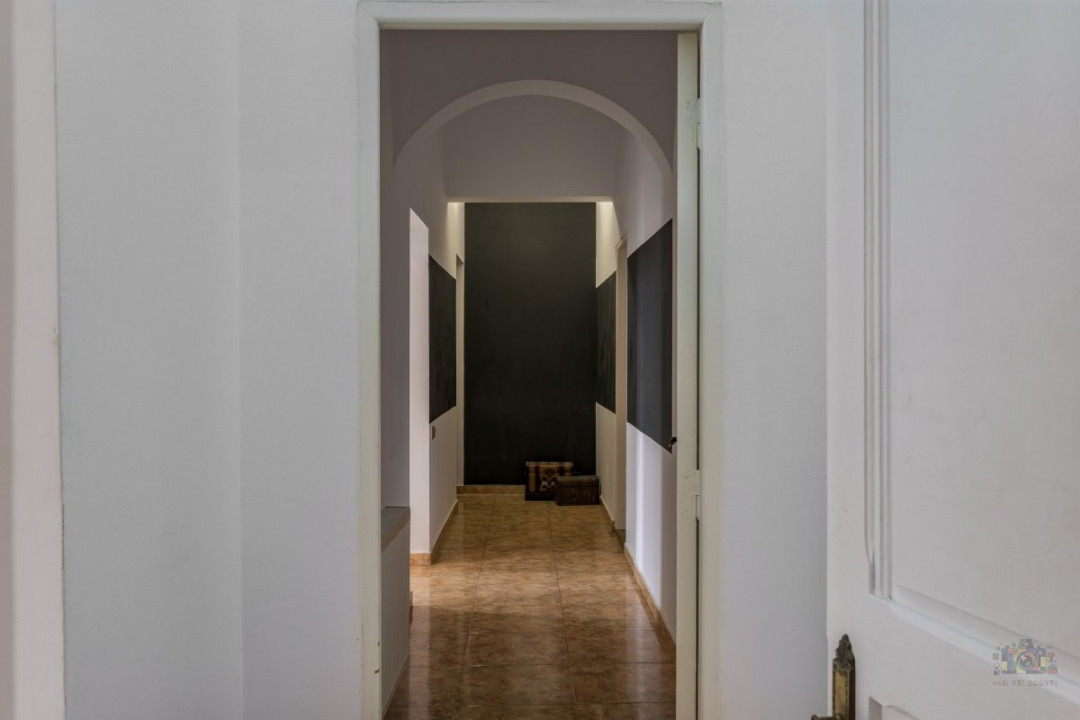 Business cu identitate: Apartament Unirii , demisol, parter si curte accesibila