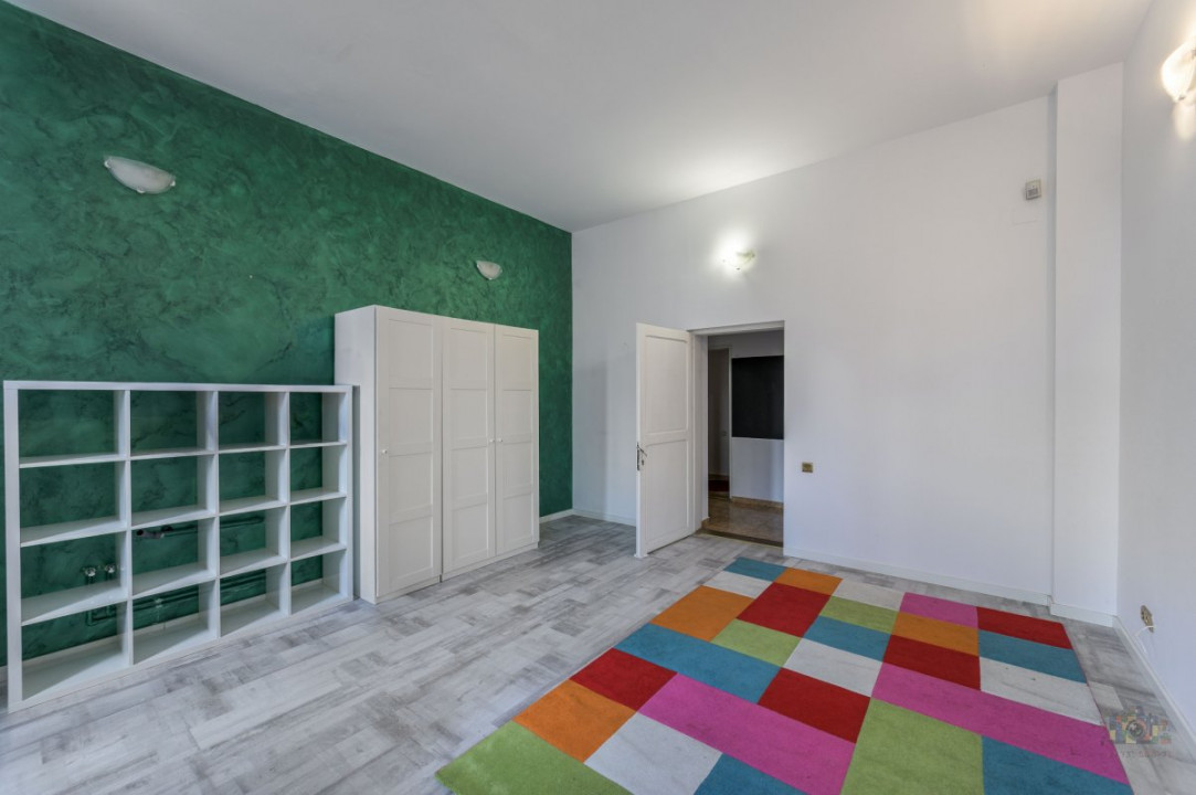 Business cu identitate: Apartament Unirii , demisol, parter si curte accesibila