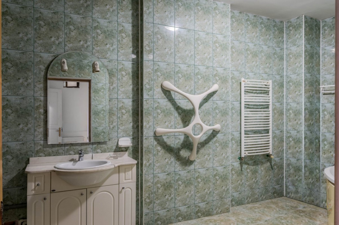 Business cu identitate: Apartament Unirii , demisol, parter si curte accesibila