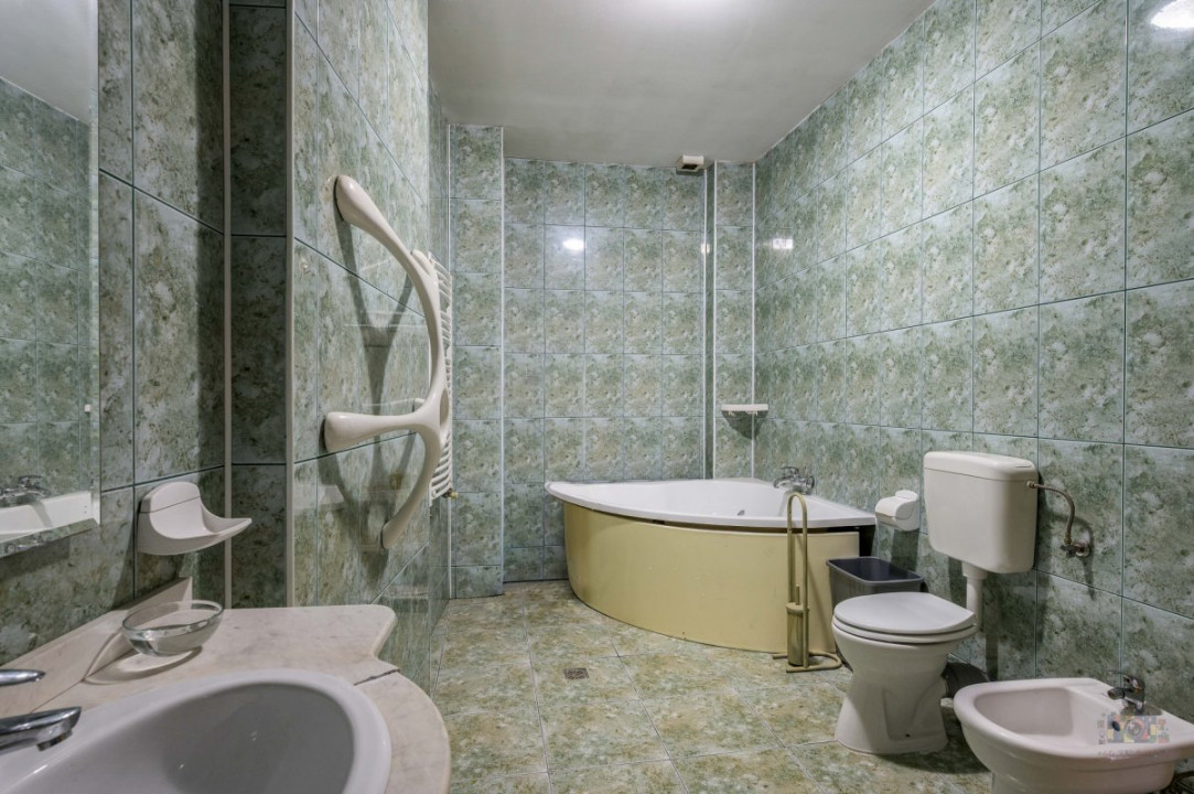 Business cu identitate: Apartament Unirii , demisol, parter si curte accesibila