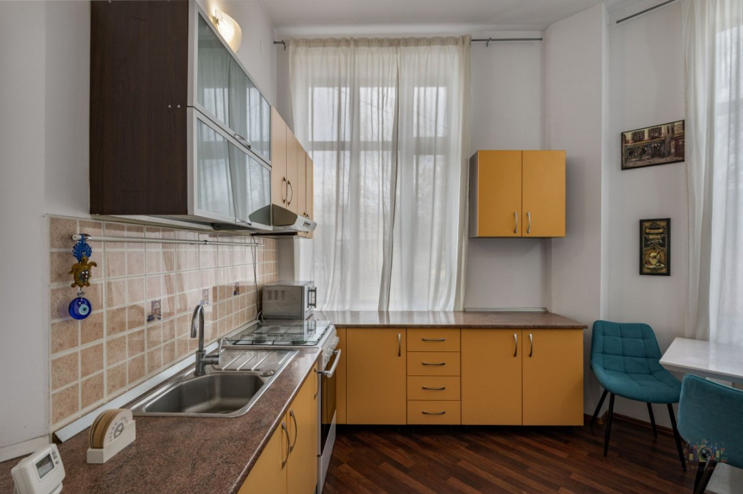 Business cu identitate: Apartament Unirii , demisol, parter si curte accesibila