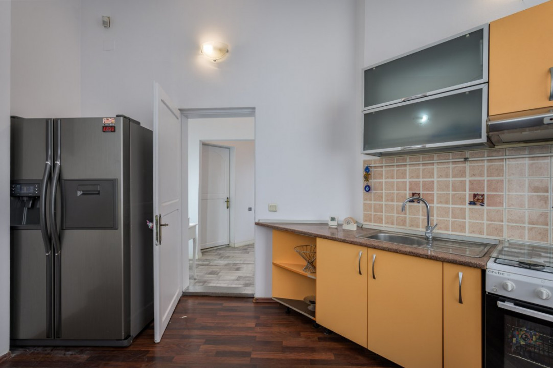 Business cu identitate: Apartament Unirii , demisol, parter si curte accesibila