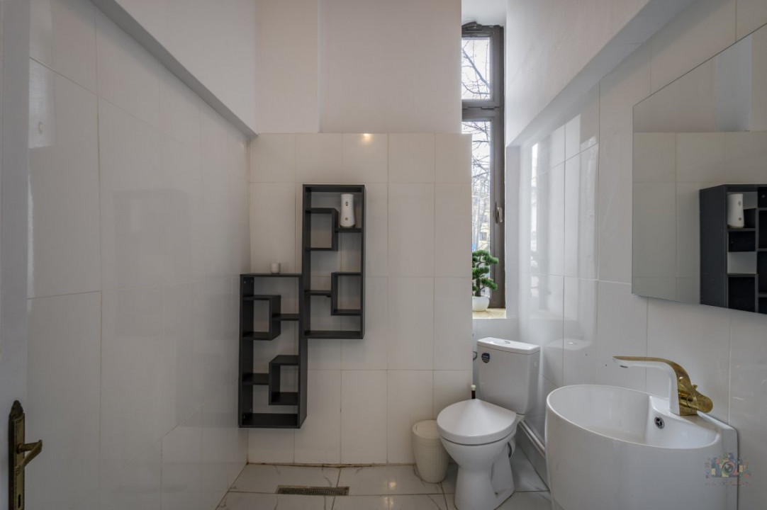 Business cu identitate: Apartament Unirii , demisol, parter si curte accesibila