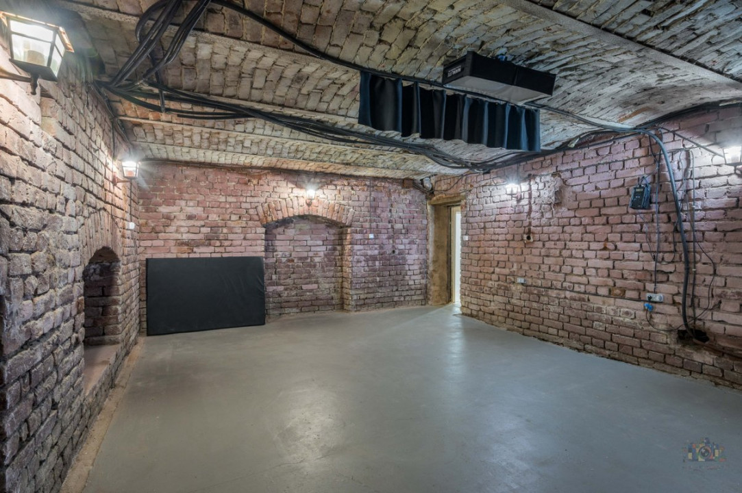 Business cu identitate: Apartament Unirii , demisol, parter si curte accesibila