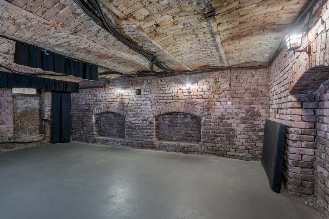 Business cu identitate: Apartament Unirii , demisol, parter si curte accesibila