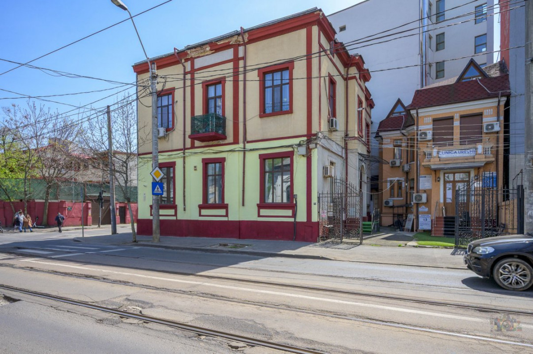 Business cu identitate: Apartament Unirii , demisol, parter si curte accesibila