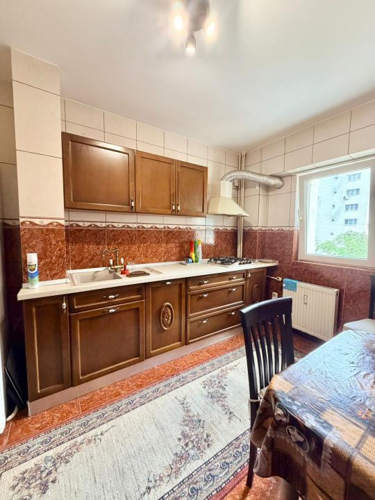 Apartament spatios cu 3 camere, 92 mp, 2 bai și metrou la 5 minute 