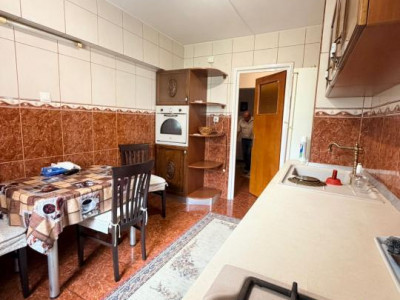 Apartament spatios cu 3 camere, 92 mp, 2 bai și metrou la 5 minute 