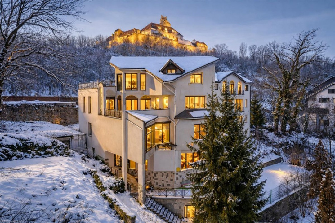 Castelariu: spectacol panoramic, locatie prestigioasa, exclusivist confort