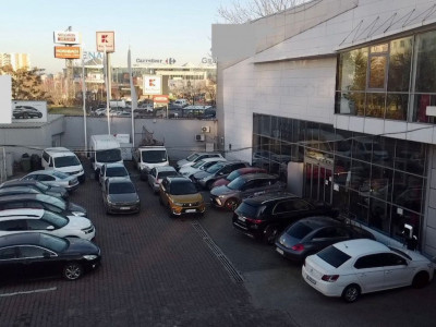 OPORTUNITATE Locatie imobiliara cu doua showroomuri functionale si ultradotate