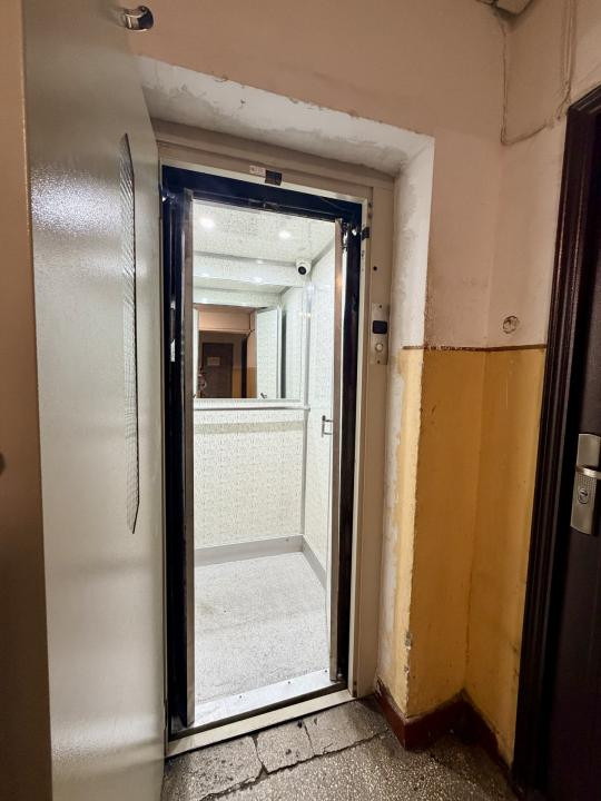 Garsoniera Calea Rahovei, Vis-a-Vis de Liceul Dimitrie Bolintineanu