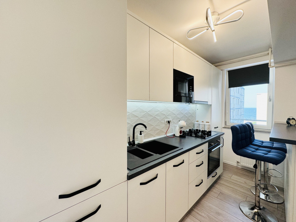 Apartament cu 3 camere complet mobilat si utilat, vedere spre  Mare 