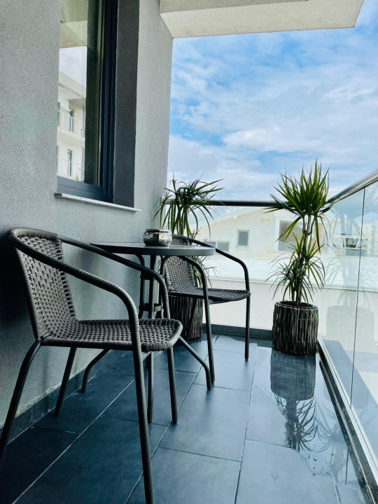 Apartament cu 3 camere complet mobilat si utilat, vedere spre  Mare 