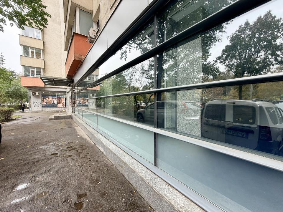Spatiu comercial In Stefan cel Mare, Stradal, Vitrina 26 ml - Centrala Proprie