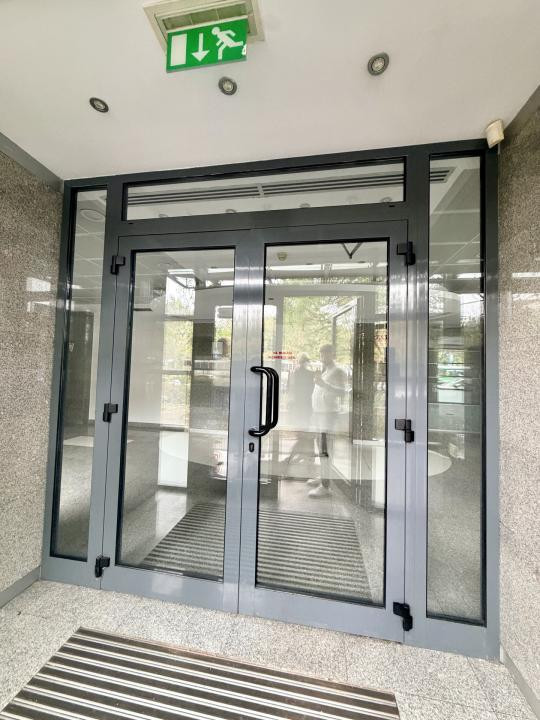 Spatiu comercial In Stefan cel Mare, Stradal, Vitrina 26 ml - Centrala Proprie