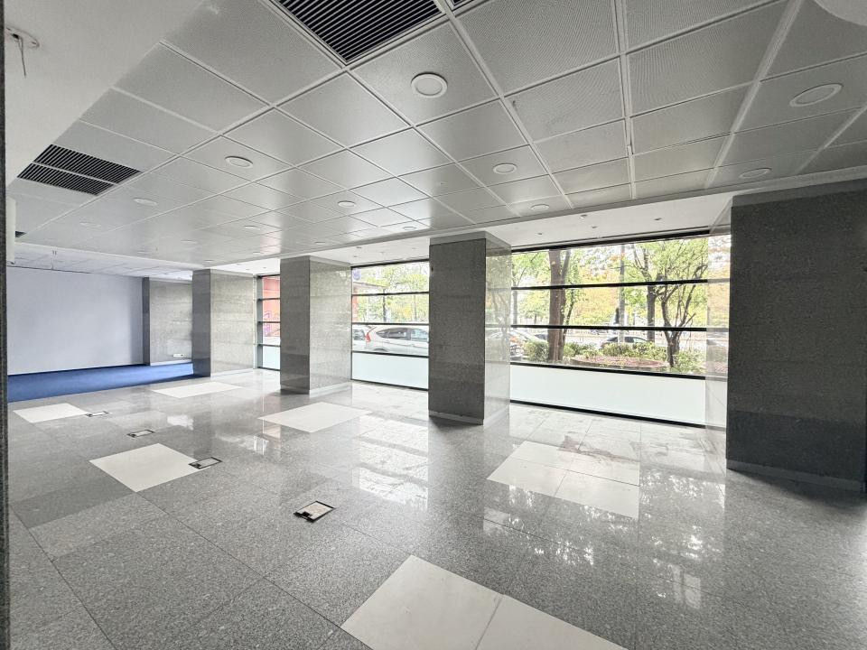 Spatiu comercial In Stefan cel Mare, Stradal, Vitrina 26 ml - Centrala Proprie