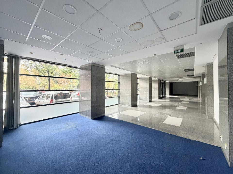 Spatiu comercial In Stefan cel Mare, Stradal, Vitrina 26 ml - Centrala Proprie