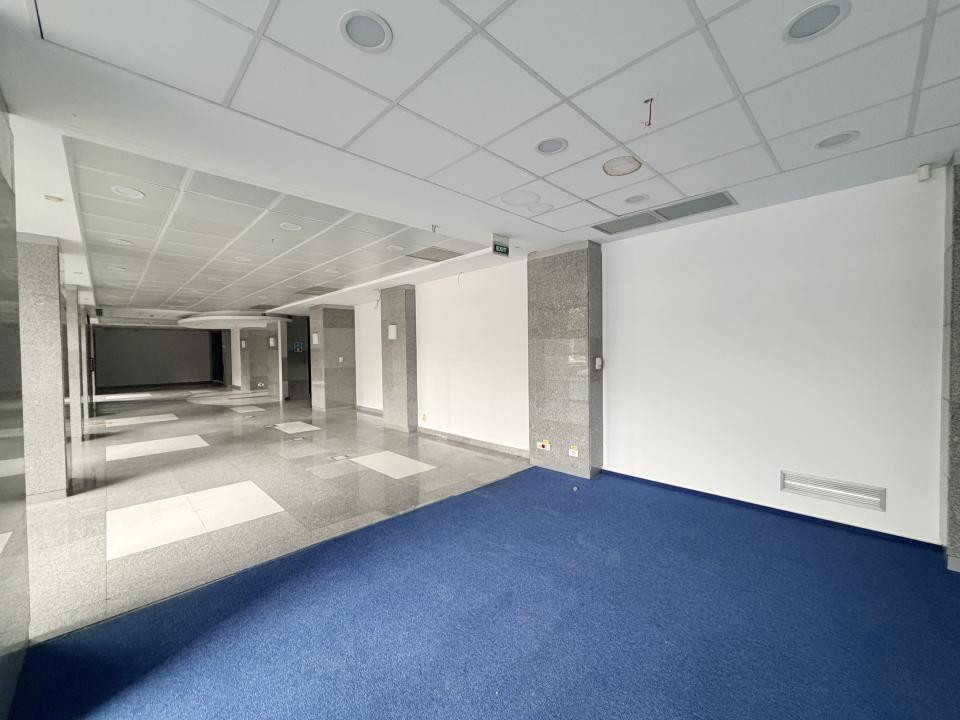 Spatiu comercial In Stefan cel Mare, Stradal, Vitrina 26 ml - Centrala Proprie
