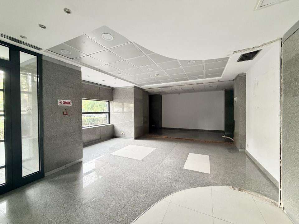 Spatiu comercial In Stefan cel Mare, Stradal, Vitrina 26 ml - Centrala Proprie