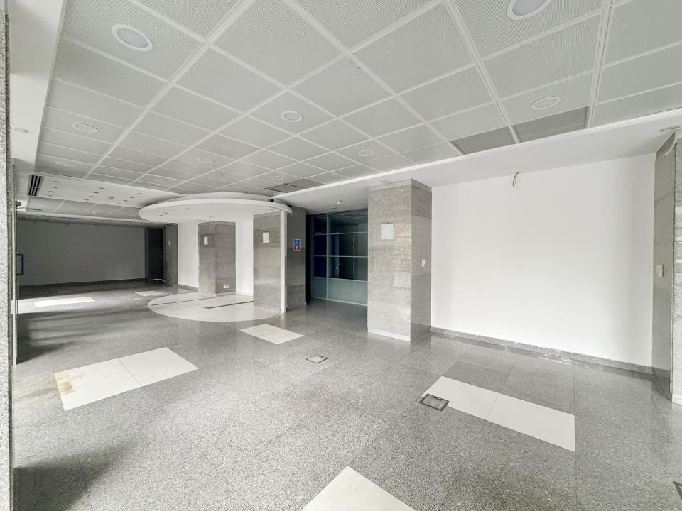 Spatiu comercial In Stefan cel Mare, Stradal, Vitrina 26 ml - Centrala Proprie