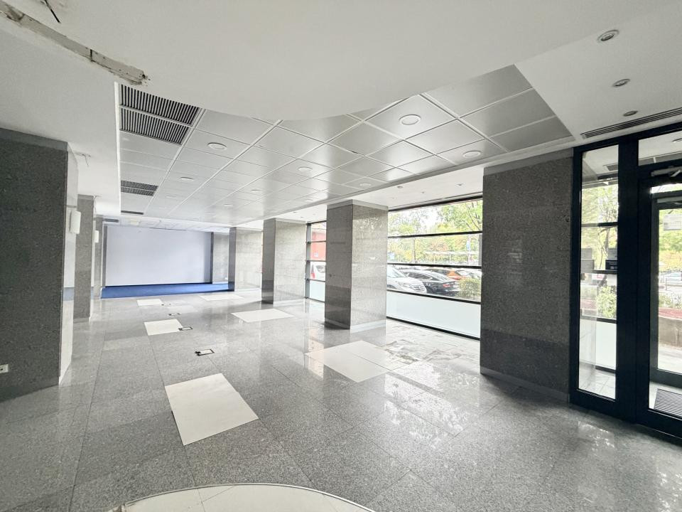 Spatiu comercial In Stefan cel Mare, Stradal, Vitrina 26 ml - Centrala Proprie