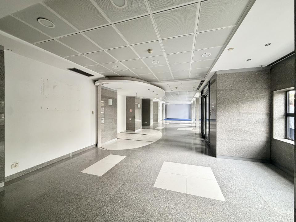 Spatiu comercial In Stefan cel Mare, Stradal, Vitrina 26 ml - Centrala Proprie