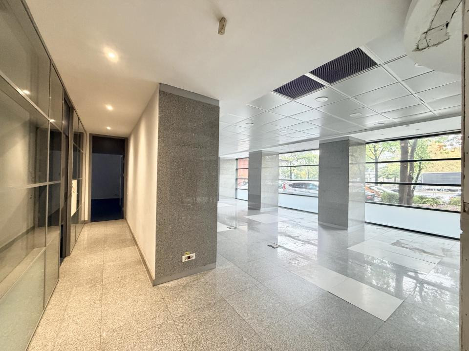 Spatiu comercial In Stefan cel Mare, Stradal, Vitrina 26 ml - Centrala Proprie