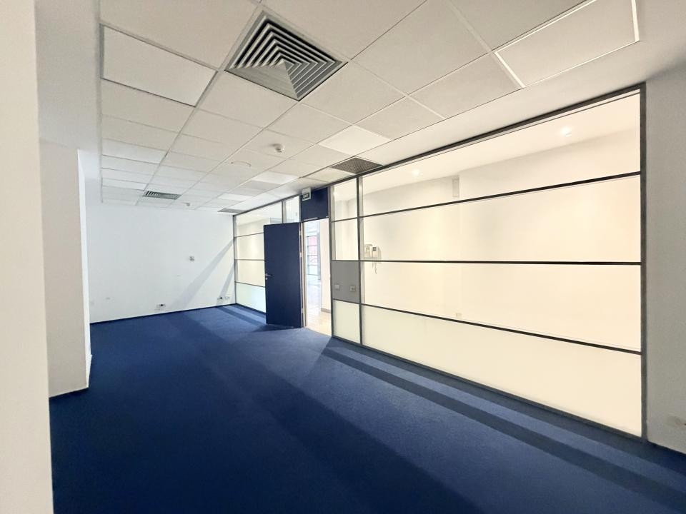 Spatiu comercial In Stefan cel Mare, Stradal, Vitrina 26 ml - Centrala Proprie