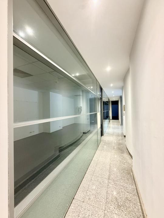 Spatiu comercial In Stefan cel Mare, Stradal, Vitrina 26 ml - Centrala Proprie
