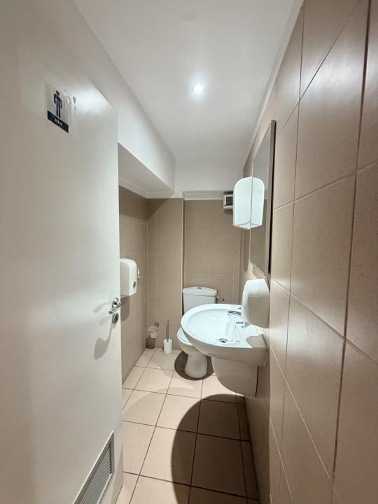 Spatiu comercial In Stefan cel Mare, Stradal, Vitrina 26 ml - Centrala Proprie
