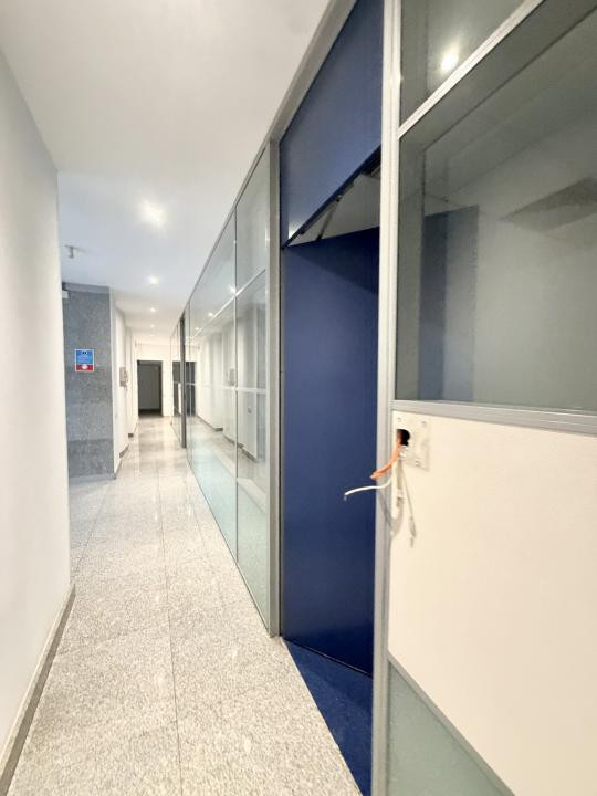 Spatiu comercial In Stefan cel Mare, Stradal, Vitrina 26 ml - Centrala Proprie