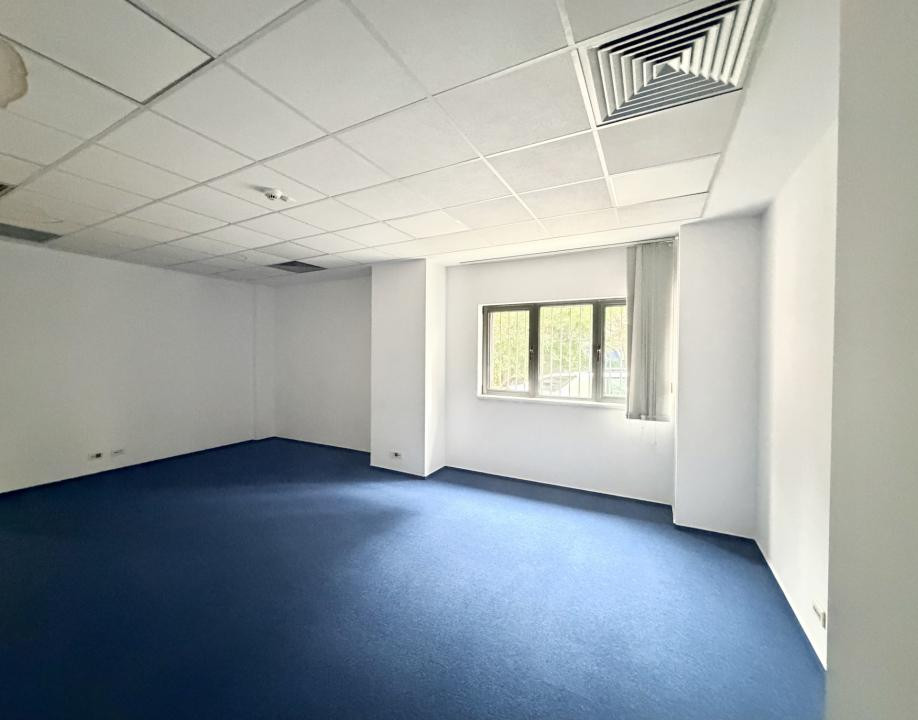 Spatiu comercial In Stefan cel Mare, Stradal, Vitrina 26 ml - Centrala Proprie