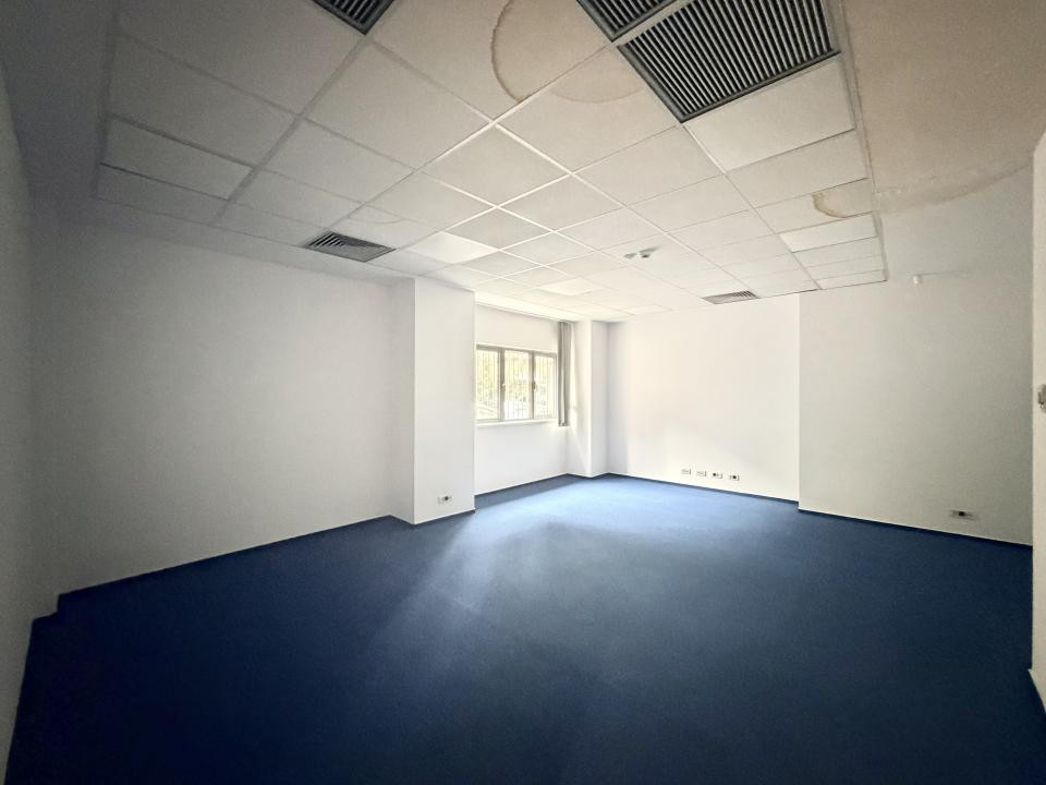 Spatiu comercial In Stefan cel Mare, Stradal, Vitrina 26 ml - Centrala Proprie