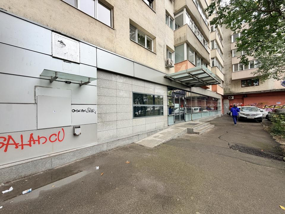Spatiu comercial In Stefan cel Mare, Stradal, Vitrina 26 ml - Centrala Proprie