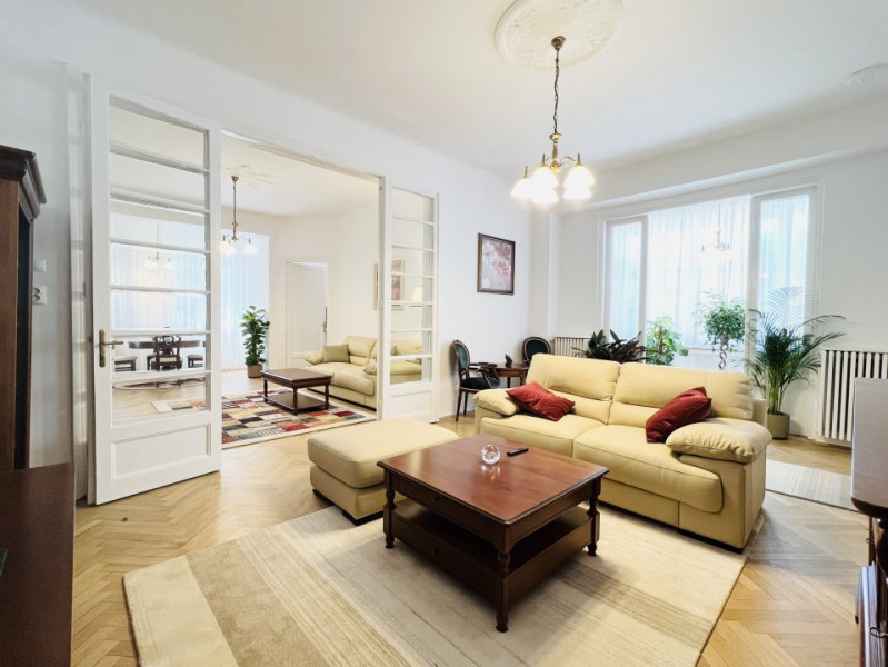 Apartament spatios, renovat, elegant in Kisseleff-Victoriei 