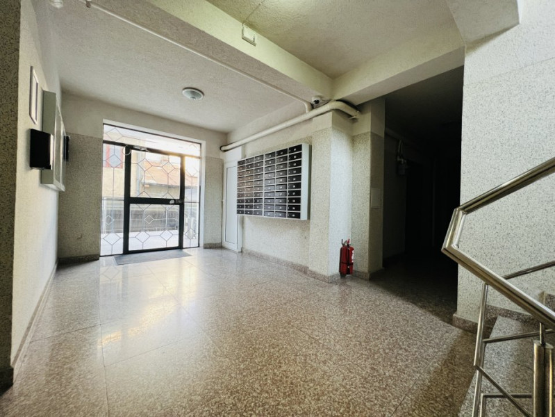 Apartament cu 3 camere, acces stradal, pretabil activitati comerciale