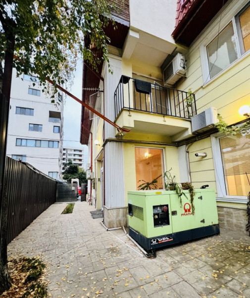 Casa / Vila  zona centrală , pretabil clinica/Showroom/atelier/ afterschool